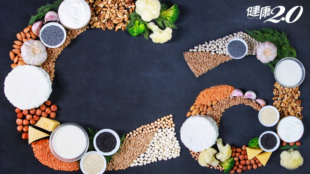 鈣片吃錯沒效還便祕！咖啡影響鈣質吸收 牛奶和這些蔬菜別跟高鈣食物同吃