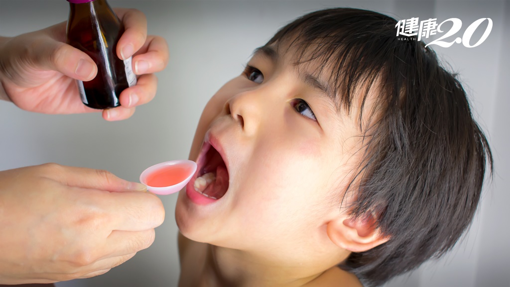醫警告:自行減量給小孩服藥會出事!兒童易接觸藥物1次搞懂 千萬別用錯