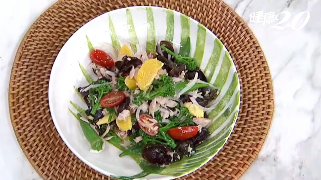 五色時蔬拌鰹魚／如何做好關節保養？鰹魚抗發炎，維生素C促進合成膠原蛋白