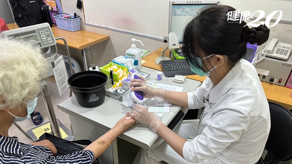 75歲伯伯半夜常跌倒、<span style="color:#1BA42B;">情緒激動</span>像中邪！居然與低血糖有關，時間太久恐會導致腦死