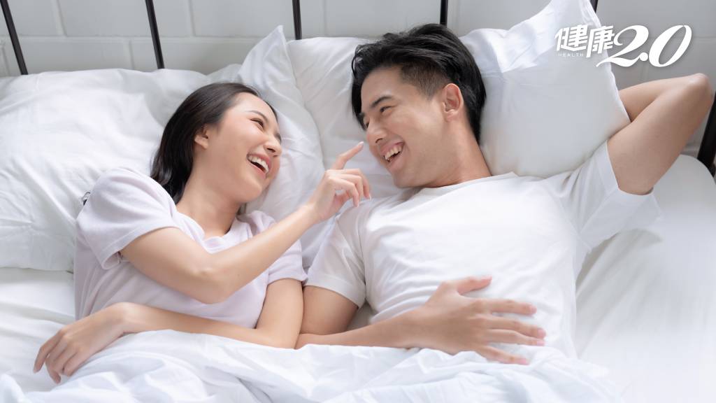 男女 情侶 夫妻 同床 睡一起 調情