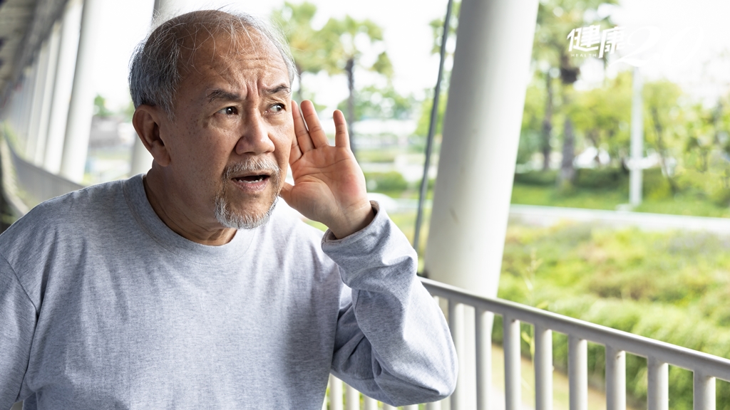 老了聽不清楚、耳鳴小心是腦瘤！聽神經瘤發生原因、症狀、治療方法