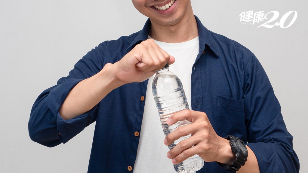 1瓶礦泉水有24萬顆塑膠微粒 男子天天喝礦泉水竟洗腎？醫曝9大洗腎原因