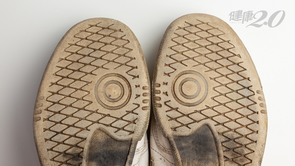 常膝蓋痛、腳痛的真相！「鞋底磨損位置」透露健康警訊 一張圖秒懂