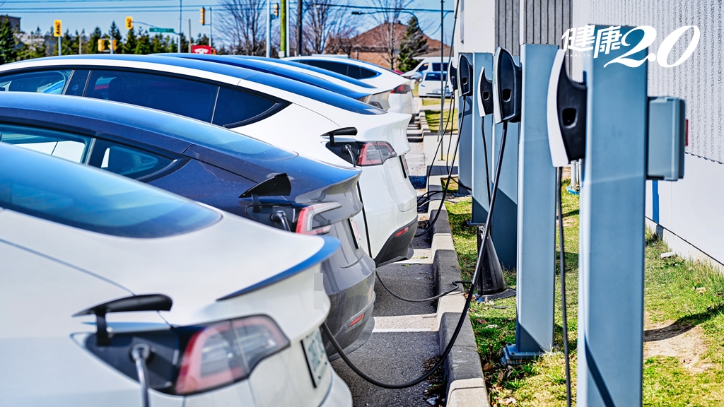 避免電動車<span style="color:#1BA42B;">火燒車</span>憾事重演 急診醫建議發生碰撞後車上全員應該「這麼做」