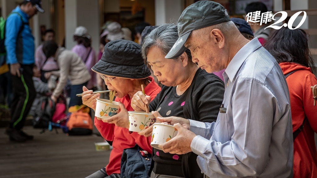 <span style="color:#1BA42B;">午餐</span>一吃就想睡？原來這些食物是元兇！醫：避免下午愛睏，這時間喝咖啡最好