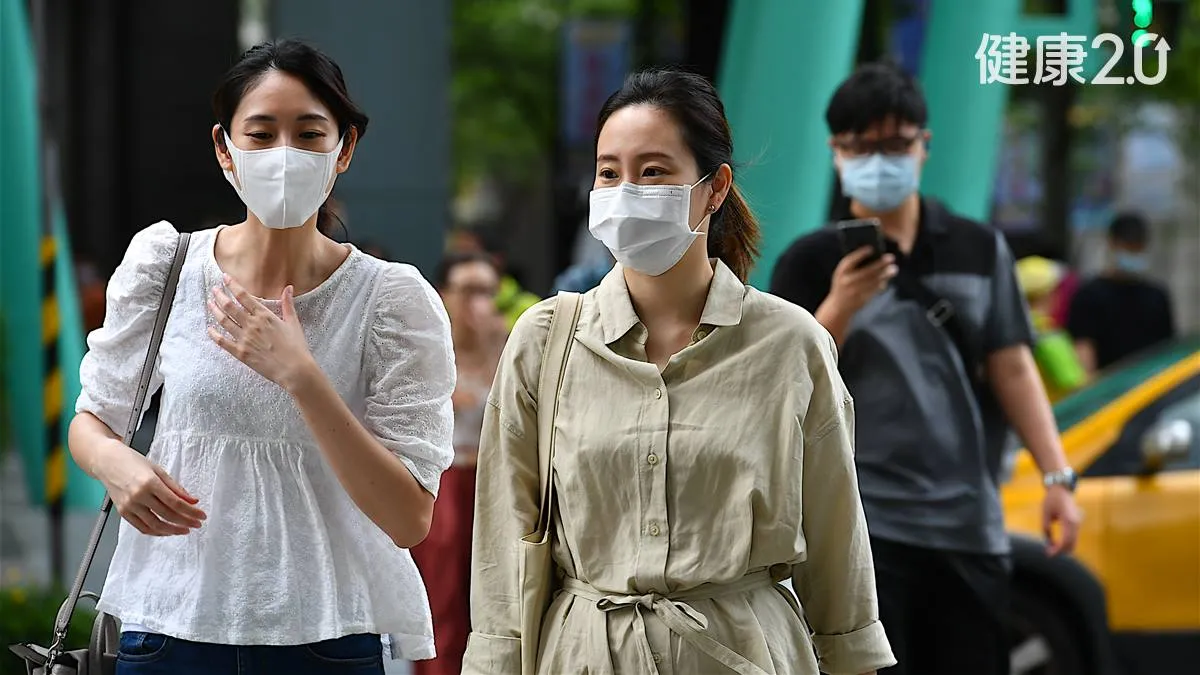 口罩竟會釋出塑膠微粒！恐傷腦心血管 2方法避免塑膠微粒吸入鼻腔