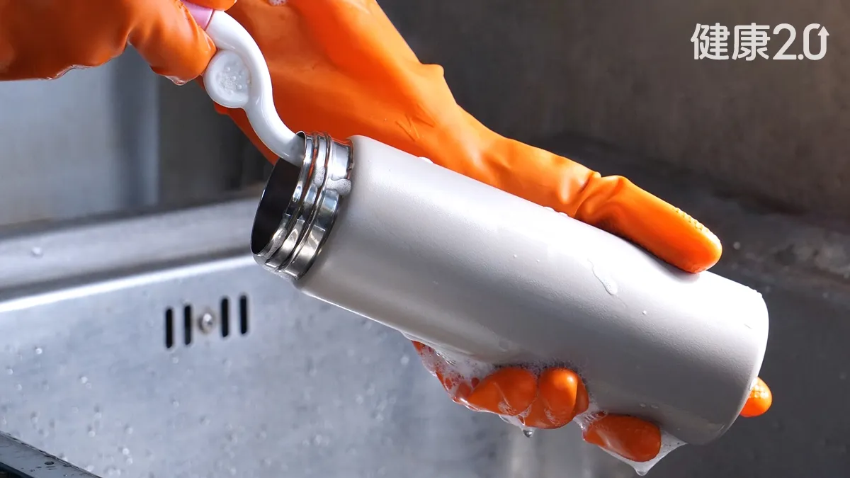 不鏽鋼水瓶有<span style="color:#1BA42B;">金屬</span>味？是<span style="color:#1BA42B;">金屬</span>溶出嗎？1招快速除臭