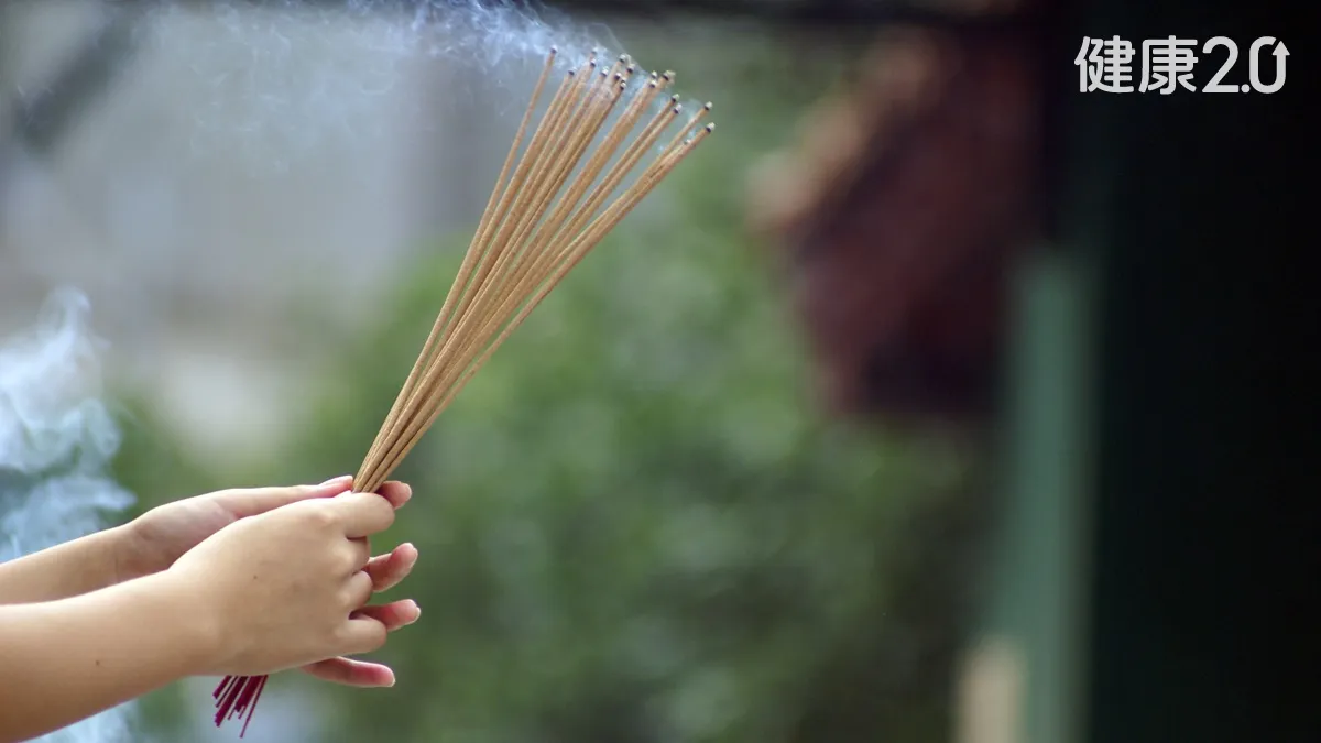 嬤燒香竟害一家三代鉛中毒！醫揭比劣質香更毒的隱形殺手，少1動作恐致肺癌
