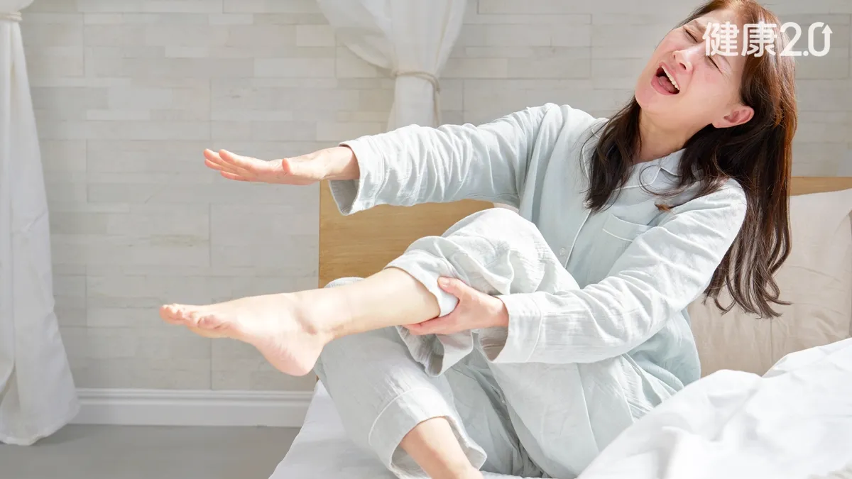 半夜小腿抽筋痛醒？台大醫教3招急救 補鈣恐越補越嚴重