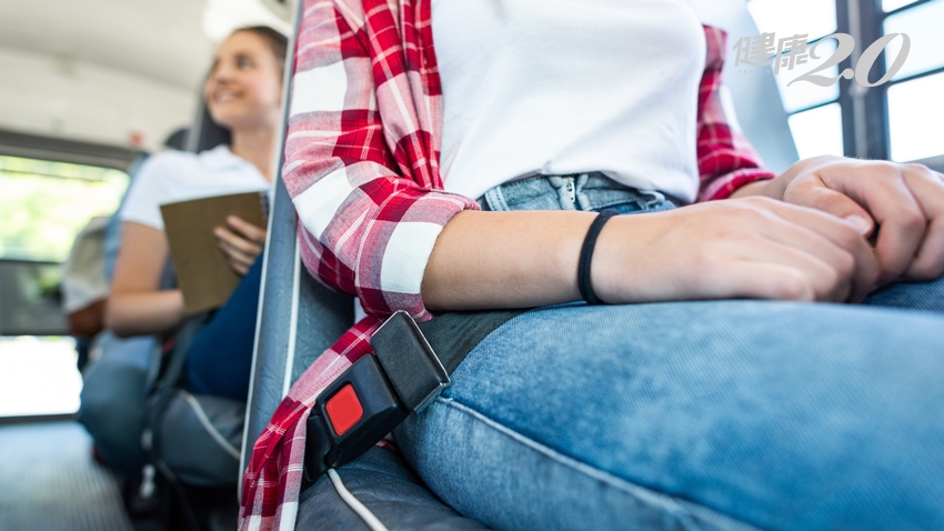 久坐族當心椎間盤突出！辦公室、公車上都能做的日常保養3招