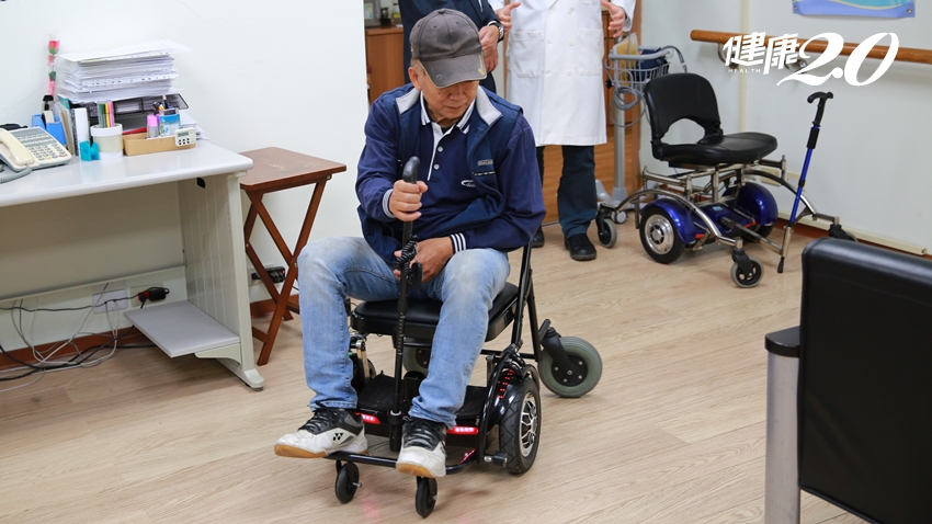 心疼病人行動受限…醫師研發可迴轉、可倒車的「智慧輪椅」
