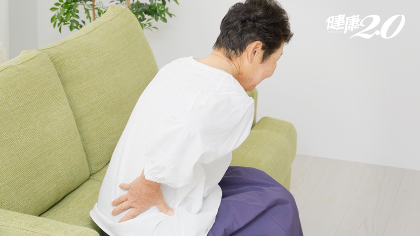 打個噴嚏就骨折！停經後女性「骨頭變中空」，用這4招顧骨本