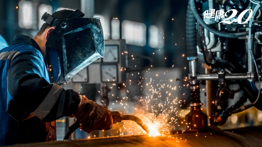 眼睛矇霧看不清竟是職災白內障 醫師提醒這些工作場所很危險，要用「 這個」護眼