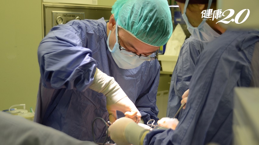 乳癌手術不留疤！3D內視鏡微創手術 螢光定位清除癌細胞+重建 1次完成