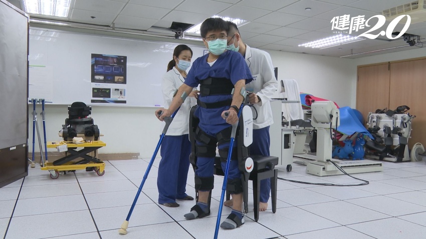 癱瘓也能走！花蓮慈濟用<span style="color:#1BA42B;">電刺激</span>+外骨骼機器人 24歲癱瘓男重新站起來 