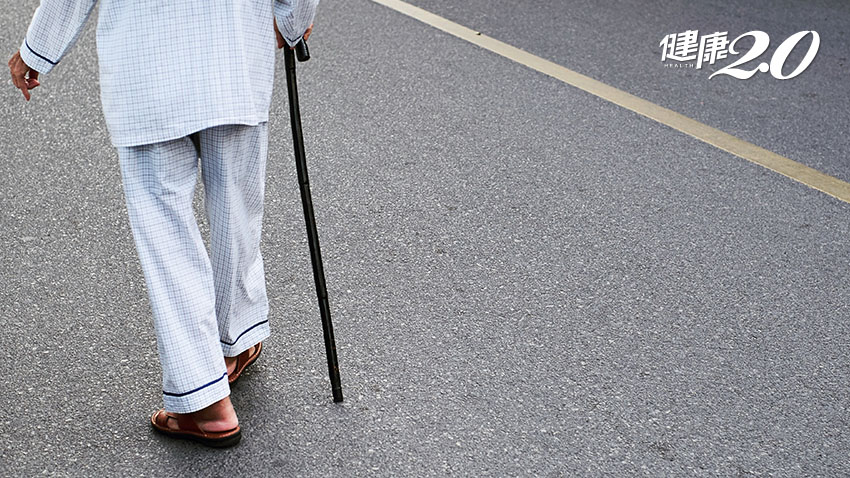 走路變慢小心是失智前兆！2大症狀成預測指標 跌倒恐加速惡化、預防有3招