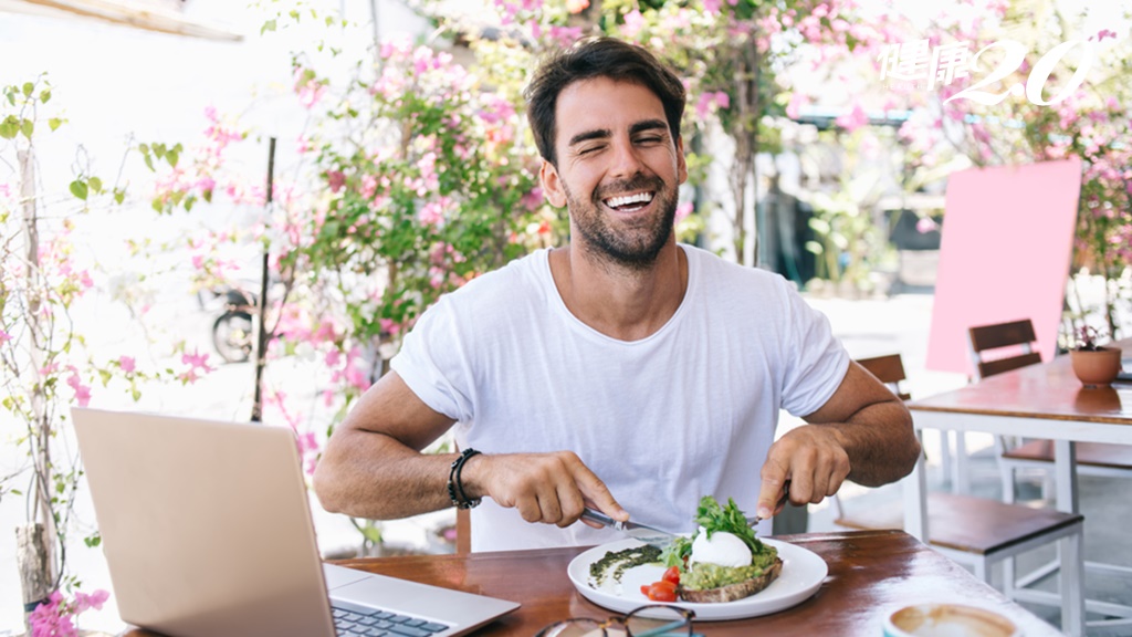 微笑讓大腦分泌快樂激素抗焦慮？「假笑」也有用！2姿勢提高正能量