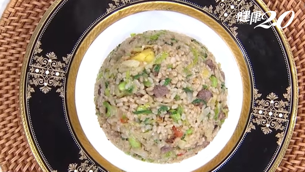 食譜／幫助身體抗發炎！糙米含鋅，大蒜增加鋅吸收率－鳳梨腐乳牛肉糙米炒飯