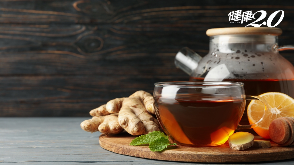 檸檬蒜頭老薑黑糖煮水喝確診隔天就好？醫曝4種人不適合喝<span style="color:#1BA42B;">薑湯</span>