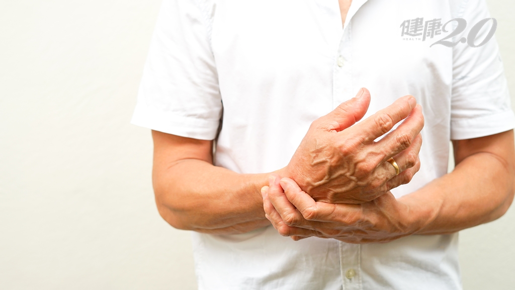 老了手麻、腳麻可能是缺維生素B12！營養師點名2食物聰明補足維生素B12