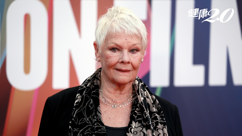 007「M夫人」茱蒂丹契爆老年性黃斑部病變失明10年 依然活躍螢光幕，背台詞靠2招