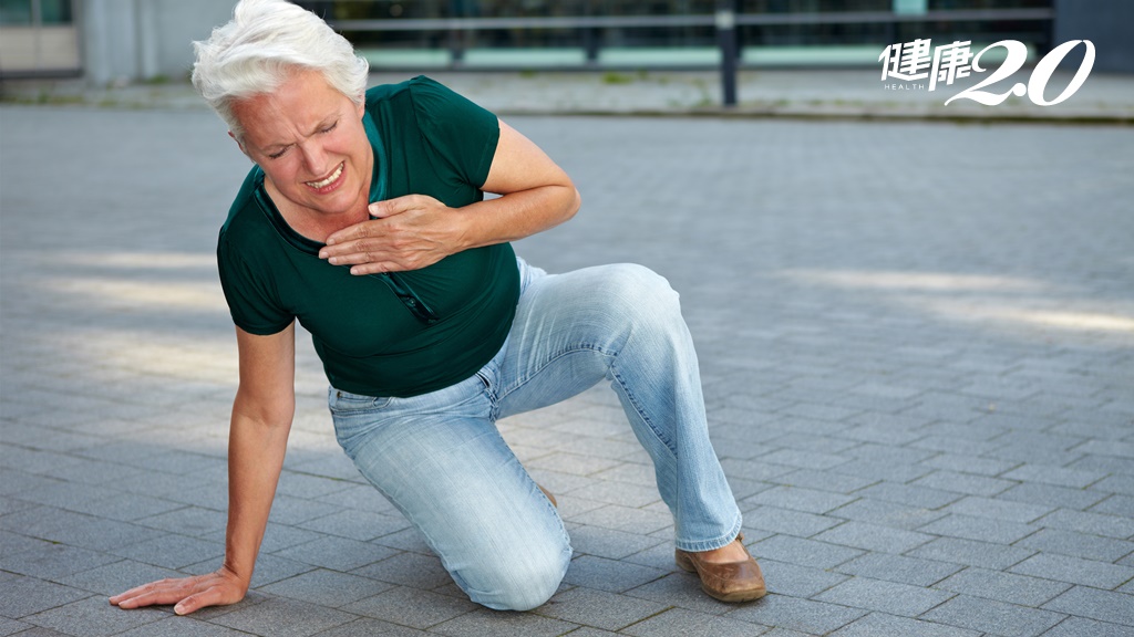 近4成女性心臟病發1個月前，出現驚人「1症狀」！胃痛、火燒心、異常疲倦都要小心